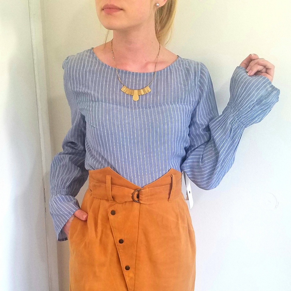 🎉HP🎉 NWT Long Sleeve Blue Stripe Blouse